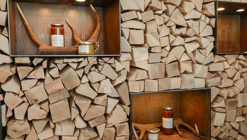 Blickfang und Verkaufswand in einem: In den Schaukästen stehen hausgemachte Bolognese, Senf, Suppen, Saucen und mehr. Blickfang und Verkaufswand in einem: In den Schaukästen stehen hausgemachte Bolognese, Senf, Suppen, Saucen und mehr.