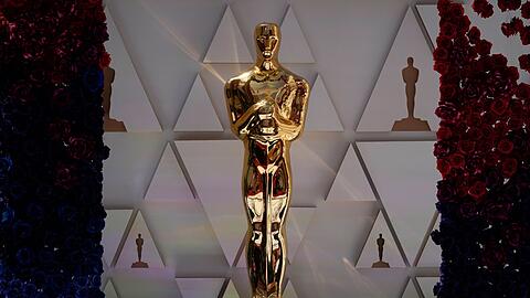 Eine Oscar-Statue funkelt im Sonnenlicht.