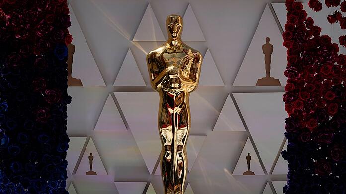 Eine Oscar-Statue funkelt im Sonnenlicht.