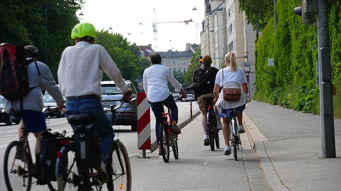 Geschützter Radweg an der Kapuzinerstraße in München.