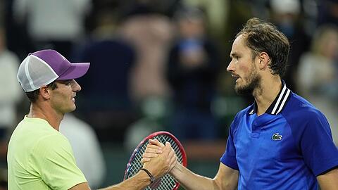 Der US-Amerikaner Tommy Paul (l) gratuliert Daniil Medwedew nach deren Halbfinal-Match.