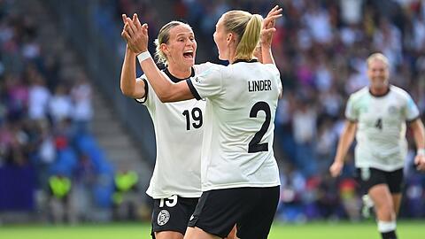 7,02 Millionen Fans feierten den Sieg mit Stürmerin Klara Bühl (l.).