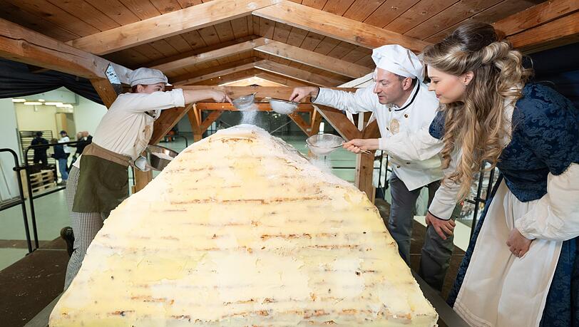 Die Dresdner Stollenbäcker haben ihren Riesenstollen zusammengesetzt.