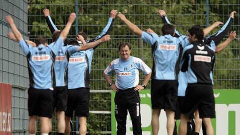 Gymnastik unter Lienens Beobachtung: Die Löwen beim Trainingsauftakt.