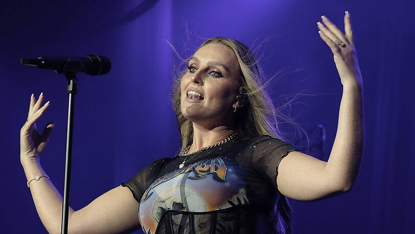 Perrie Edwards wurde auf der Toilette ohnmächtig. Heute kann die Sängerin über den Vorfall lachen. Perrie Edwards wurde auf der Toilette ohnmächtig. Heute kann die Sängerin über den Vorfall lachen.