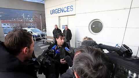 Der Krankenhausdirektor Jean-Marc Grenier vom "Centre Hospitalier Universitaire" in Grenoble hält eine kurze Pressekonferenz vor dem Krankenhaus. Schumachers Zusatand ist kritisch.