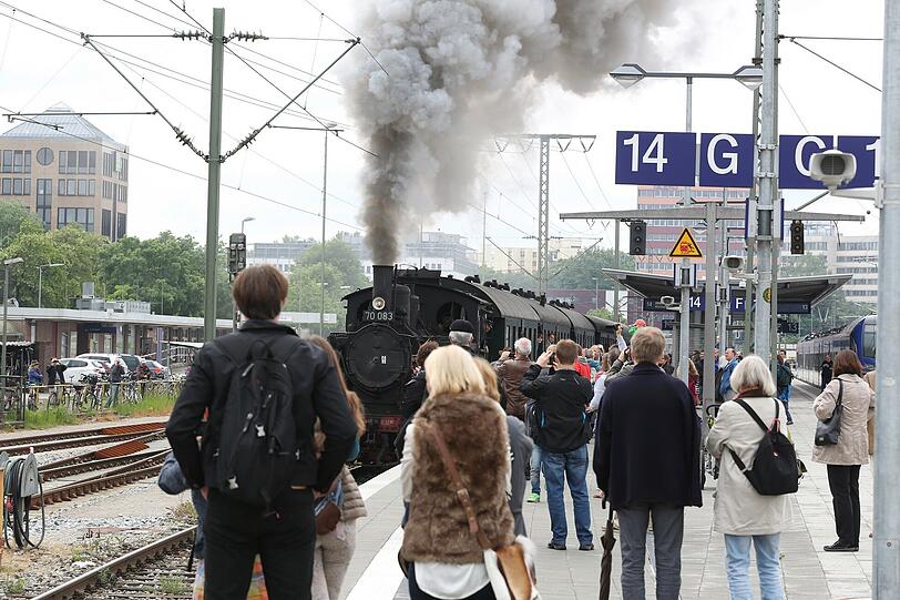 Da dampft sie heran: Jetzt wird erst einmal ausdauernd fotografiert.