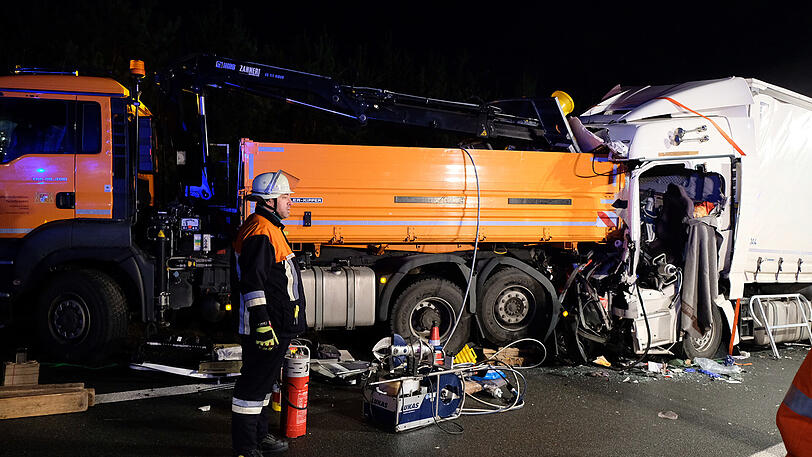 Die Fahrerkabine des Lkw wurde eingedrückt - der Fahrer kam mit lebensgefährlichen Verletzungen ins Krankenhaus.