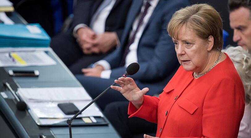 Bundeskanzlerin Angela Merkel (CDU) beantwortet erstmals im Rahmen einer Fragestunde im Bundestag die Fragen der Abgeordneten.