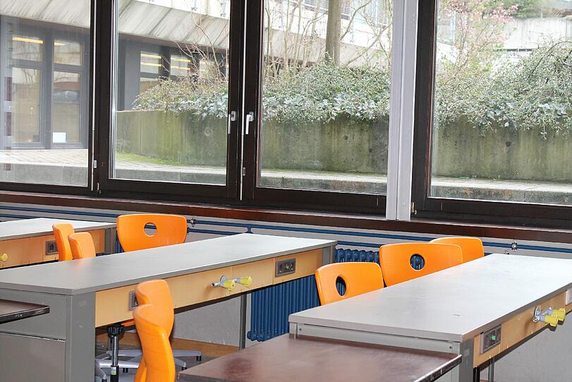 Die Arbeitsplätze wurden mit neuen Tischen und Stühlen ausgestattet.