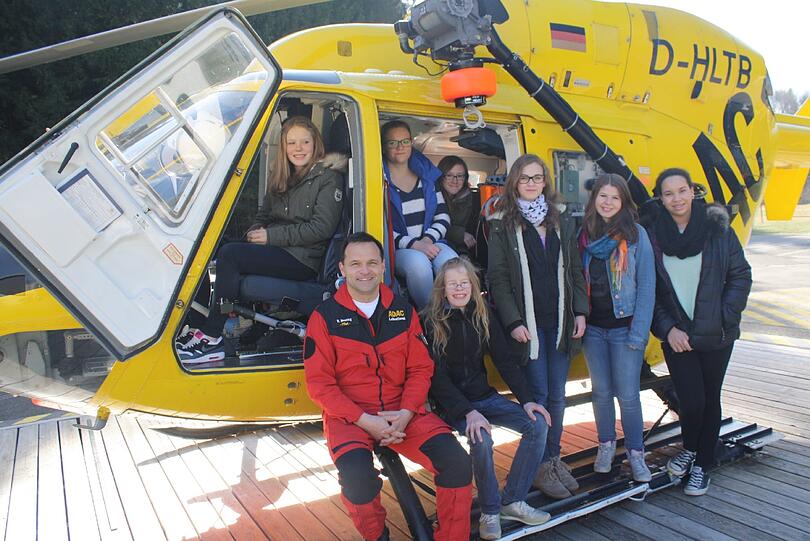Kurz vor dem Abflug: Die Teilnehmerinnen des Girls' Day schnupperten Flugluft bei den Piloten der Rettungshubschrauber.