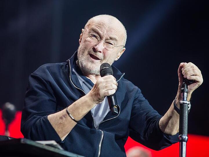Phil Collins reißt seine Fans auch im Sitzen mit.