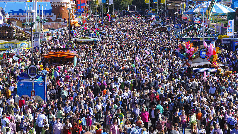 Erinnerung an vergangene Tagen: Blick von der Bavaria auf die vollen Straßen der Wiesn. (Archivbild)