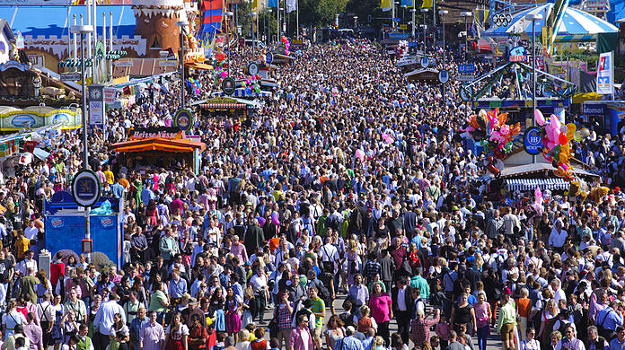 Erinnerung an vergangene Tagen: Blick von der Bavaria auf die vollen Straßen der Wiesn. (Archivbild)