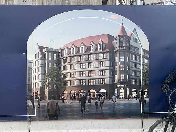 Das "Hermann Tietz Haus" (früher Hertie) am Bahnhof wird saniert. Hier sollte Galeria wieder einziehen. Daraus wird nichts mehr. (Archivbild) Das "Hermann Tietz Haus" (früher Hertie) am Bahnhof wird saniert. Hier sollte Galeria wieder einziehen. Daraus wird nichts mehr. (Archivbild)