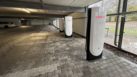 Im Erdgeschoss des Parkhauses an der Flößergasse: Sogenannte Supercharger – also Schnellladesäulen – hat Tesla im EG aufgestellt.