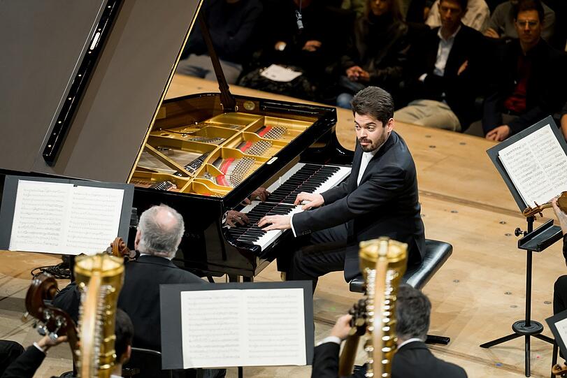 Lahav Shani als Mozart-Interpret am Klavier.