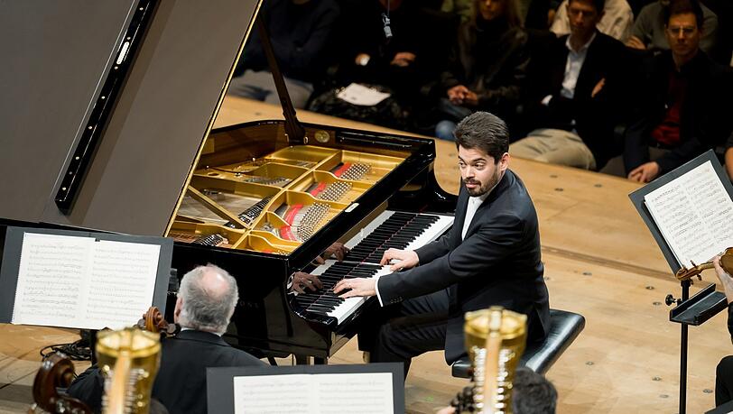 Lahav Shani als Mozart-Interpret am Klavier.