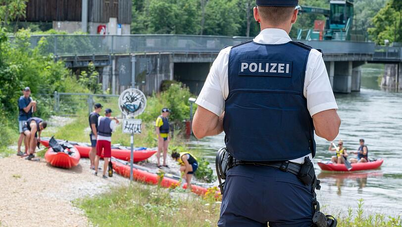 An der Isar hat die Polizei Schlauchboote kontrolliert - und einige Verstöße festgestellt. (Archivbild) An der Isar hat die Polizei Schlauchboote kontrolliert - und einige Verstöße festgestellt. (Archivbild)