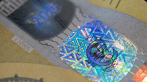 Notenbanken entwickeln regelm&auml;&szlig;ig neue Banknotenserien mit neuen Sicherheitsmerkmalen, um Kriminellen das Handwerk zu erschweren. (Archivbild)