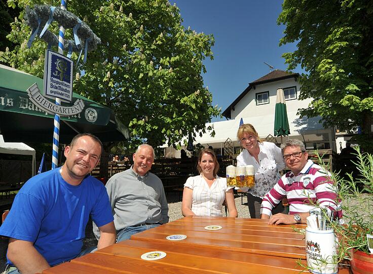 Im Dampfschiff lässt man sich gern nieder: Große Kastanien, frisches Bier, echte Schmankerl &ndash; und sogar eine Liegewiese mit Bootsanlegestelle.