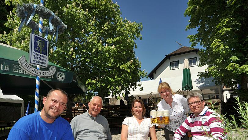 Im Dampfschiff lässt man sich gern nieder: Große Kastanien, frisches Bier, echte Schmankerl – und sogar eine Liegewiese mit Bootsanlegestelle. Im Dampfschiff lässt man sich gern nieder: Große Kastanien, frisches Bier, echte Schmankerl – und sogar eine Liegewiese mit Bootsanlegestelle.