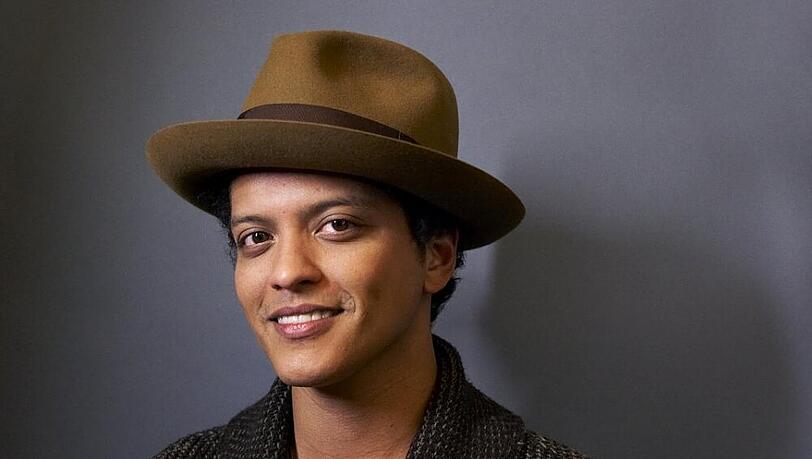 Der bürgerliche Name von Bruno Mars lautet im Übrigen Peter Gene Hernandez Der bürgerliche Name von Bruno Mars lautet im Übrigen Peter Gene Hernandez