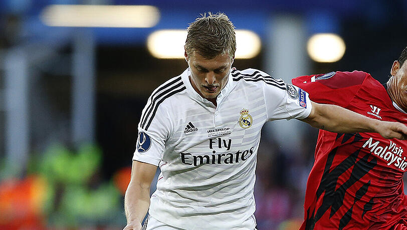 Toni Kroos und Real Madrid feiern den titel beim UEFA-Supercup in Cardiff Toni Kroos und Real Madrid feiern den titel beim UEFA-Supercup in Cardiff