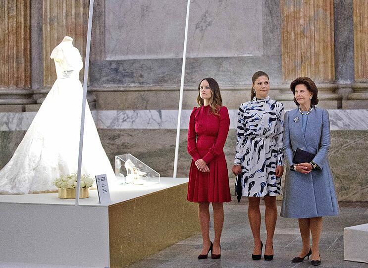 Seide und Spitze wohin das Auge reicht: Wer die zauberhaften Brautkleider von Kronprinzessin Victoria, Prinzessin Madeleine, Prinzessin Sofia und Königin Silvia schon immer mal hautnah bewundern wollte, sollte sich die Ausstellung über royale Brautkleider im königlichen Schloss in Stockholm nicht entgehen lassen.