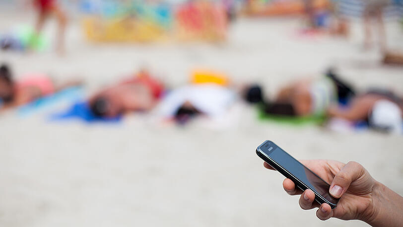 Die meisten Deutschen wollen auch im Urlaub nicht auf ihr Smartphone verzichten.