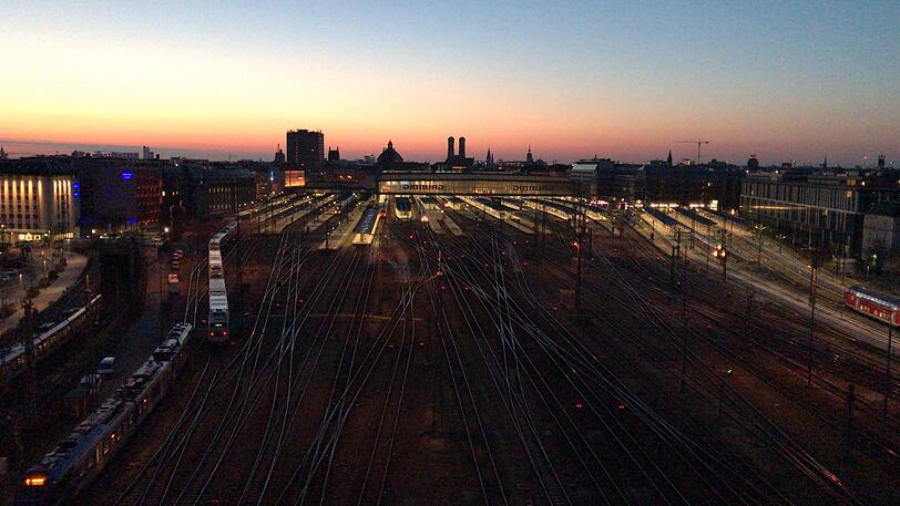 Wenn's dunkel wird, dann geht's bei der Bahn erst so richtig los. Mit der Fotosafari der Abendzeitung bekommen Sie Einblicke in den Zugbetrieb, der sonst nur Mitarbeitern vorenthalten ist.