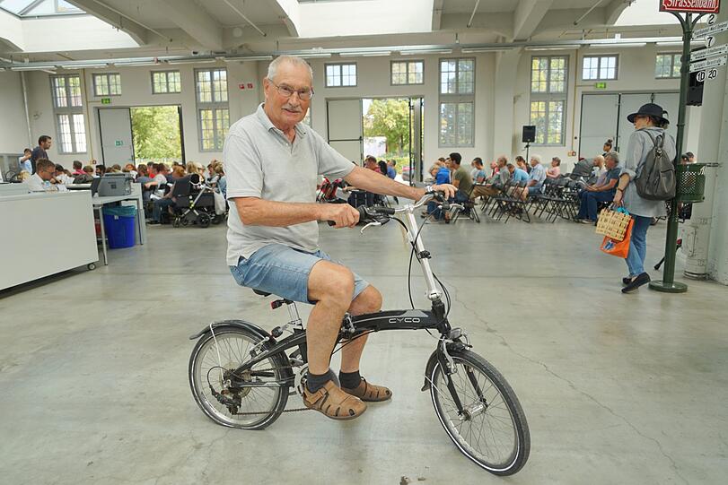<p><strong>Otmar Bergwinkl (78), Rentner:</strong> &bdquo;Ich bin glücklich. Gerade habe ich ein Klapprad für 95 Euro ersteigert. Der Preis ist in Ordnung für mich &ndash; neu würde es bestimmt 300 Euro kosten. Ich will es noch etwas herrichten und damit in der Stadt fahren. Außerdem glaube ich, dass ich mein neues Radl gut in der U-Bahn mitnehmen kann.&ldquo;<br />