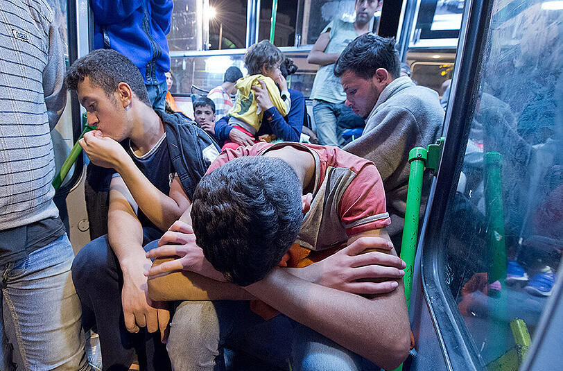 Tausende Flüchtlinge warten in den frühen Morgenstunden in Bussen vor dem Ostbahnhof in Budapest  auf ihren Weitertransport nach Österreich.