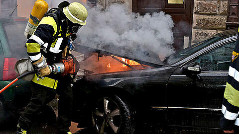 Mit einem hydraulischen Spreizer öffnet die Feuerwehr die Motorhaube des Mercedes.