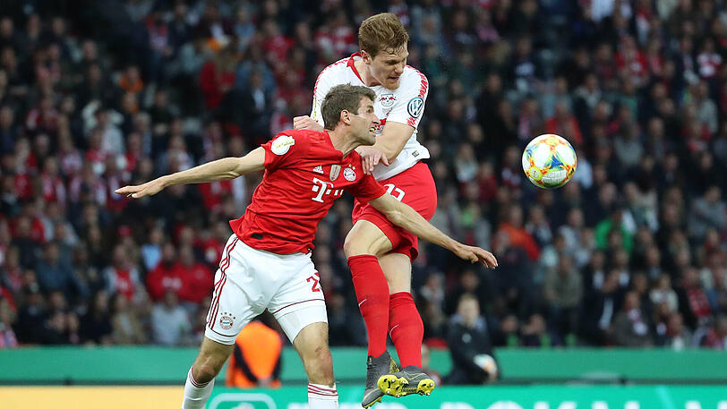 THOMAS MÜLLER, NOTE 3: Zunächst unauffällig, das Spiel lief an ihm vorbei, dann plötzlich konnte er bei einem Konter durchbrechen, verdaddelte die Chance jedoch. Wichtiger Ballschlepper und Antreiber der Mannschaft als "Kapitän der Feldspieler". Hat ebenfalls nun fünf Pokal-Siege.