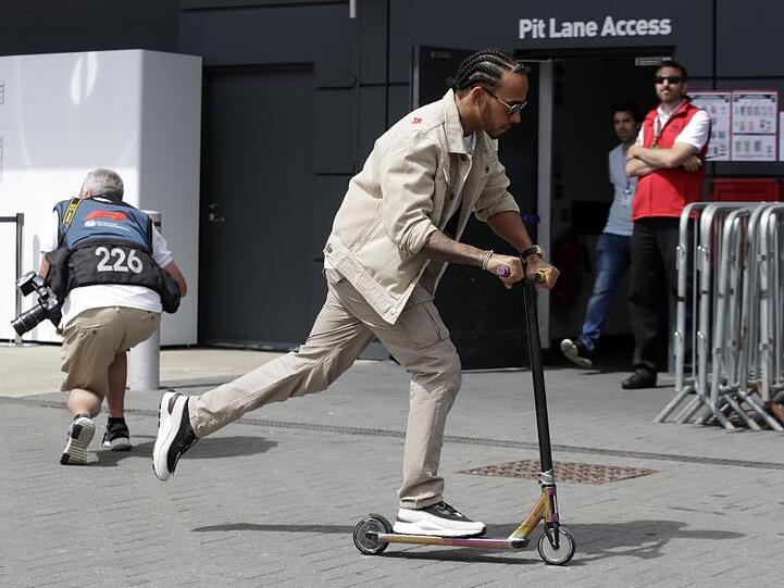 Läuft sich auf der Rennstrecke von Silverstone mit einem Roller warm: WM-Spitzenreiter Lewis Hamilton.