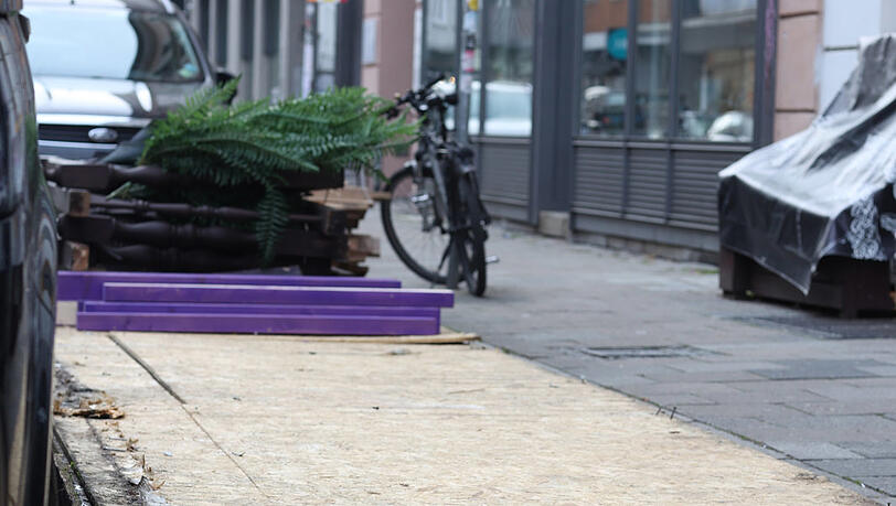 Ein paar Paletten in der Reichenbachstraße, auf denen einmal Gäste bewirtet wurden. Scheint schon ein bisserl her zu sein. Ein paar Paletten in der Reichenbachstraße, auf denen einmal Gäste bewirtet wurden. Scheint schon ein bisserl her zu sein.