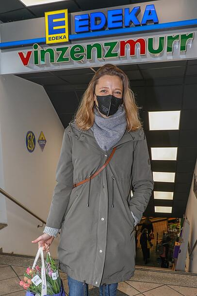 Karoline Stich (42) fühlt sich im Supermarkt "sicherer mit Maske". Karoline Stich (42) fühlt sich im Supermarkt "sicherer mit Maske".
