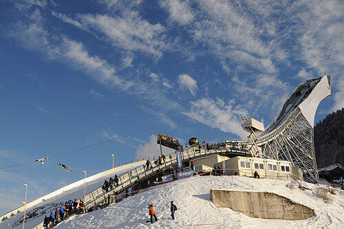 Die neue Olympiaschanze von Garmisch-Partenkirchen ist das neue Wahrzeichen der Gemeinde &ndash; die Kosten für das Prestigeprojekt könnten sich fast verdoppeln.