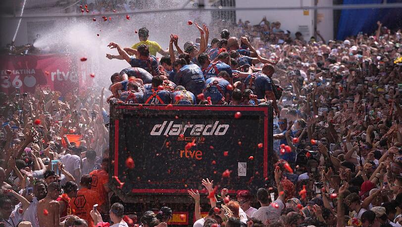 Genau eine Stunde lang sind die normalen Regeln in der spanischen Kleinstadt Buñol während der "La Tomatina" außer Kraft gesetzt und man darf wildfremden Menschen eine matschige Tomate ins Gesicht klatschen. Genau eine Stunde lang sind die normalen Regeln in der spanischen Kleinstadt Buñol während der "La Tomatina" außer Kraft gesetzt und man darf wildfremden Menschen eine matschige Tomate ins Gesicht klatschen.