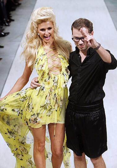 Society-Girl Paris Hilton auf dem Laufsteg in Kiew - begleitet von Designer Andre Tan.