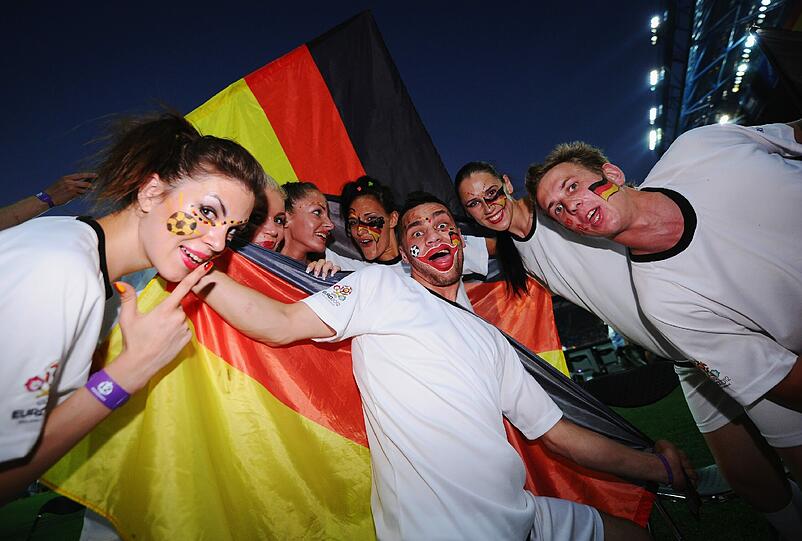 Euro 2012: Gegen Holland: So sexy und verrückt jubeln die Fans - Bilder - Abendzeitung München