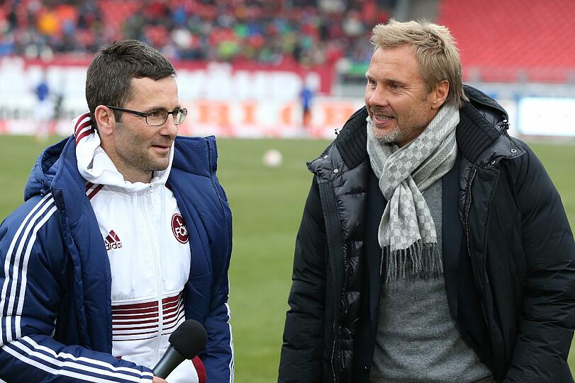 Die beiden Trainer Michael Wiesinger (l.) und Thorsten Fink am Rande des Spiels zwischen dem 1. FC Nürnberg und dem HSV.