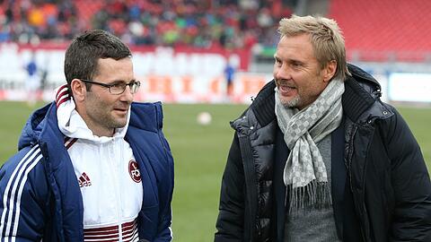 Die beiden Trainer Michael Wiesinger (l.) und Thorsten Fink am Rande des Spiels zwischen dem 1. FC Nürnberg und dem HSV.