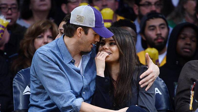 Ashton Kutcher und Mila Kunis waren Anfang des Jahres mehr mit sich als mit dem Spiel der Lakers beschäftigt Ashton Kutcher und Mila Kunis waren Anfang des Jahres mehr mit sich als mit dem Spiel der Lakers beschäftigt