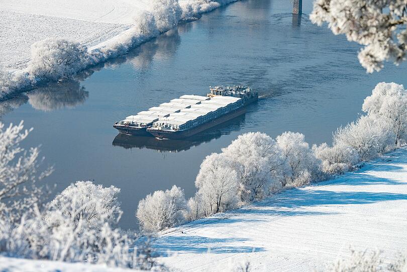 Während der Süden für Schnee-Bilder sorgt. Hier fährt ein Schubverband nahe Bogen auf der Donau.