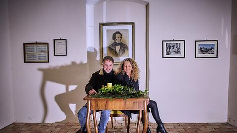 Daniel Prohaska, der die Titelpartie von &bdquo;Schuberts Reise nach Atzenbrugg&ldquo; singen wird, mit der Komponistin Johanna Doderer in Schloss Atzenbrugg bei Wien.