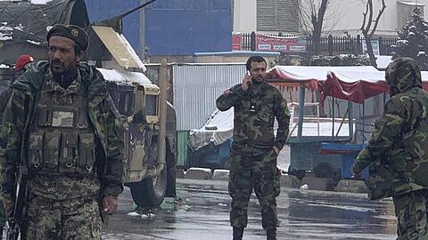 Soldaten sichern in Kabul eine Straße in der sich zuvor eine Explosion ereignet hatte.