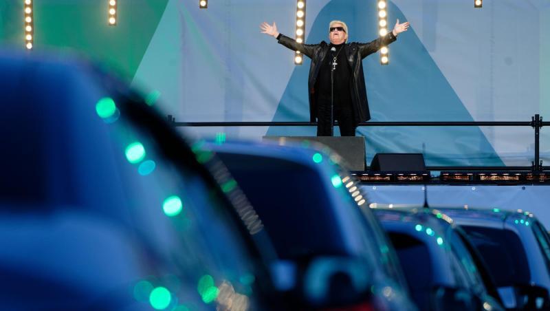 Der Sänger Heino steht bei einem Auto-Konzert auf der Bühne. Der Sänger Heino steht bei einem Auto-Konzert auf der Bühne.