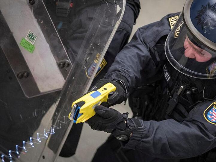 Training mit dem Taser bei der hessischen Polizei.